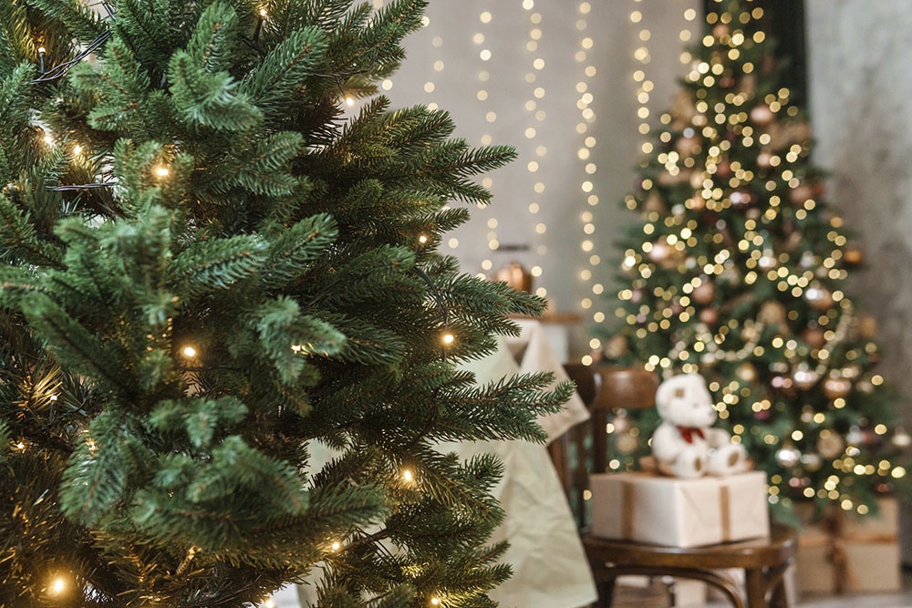 Горящие гирлянды на елке