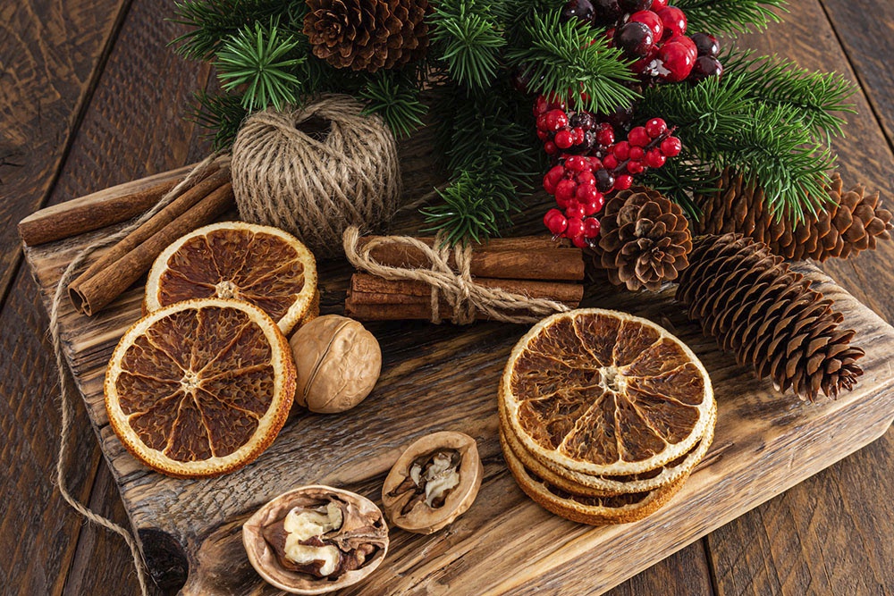 Шишки, цитрусовые, связки корицы, сушеные апельсины - фэншуй символы удачи