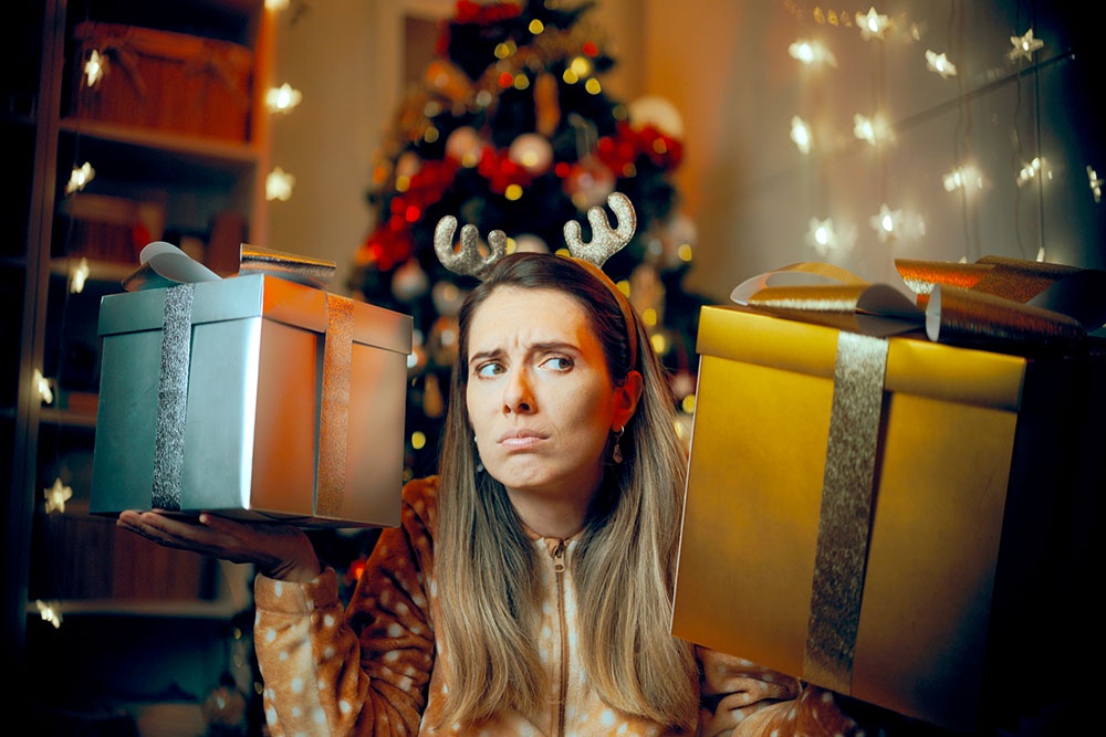 Женщина выбирает подарки