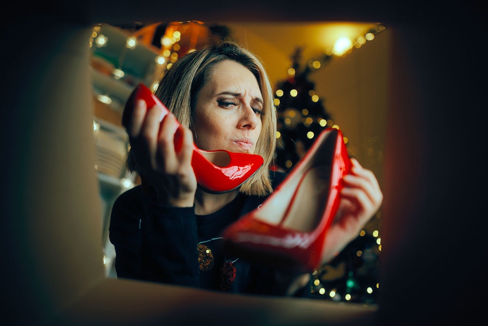 Женщина оценивает туфли которые получила в подарок