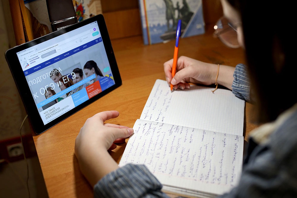 Школьница готовится к пересдаче экзамена