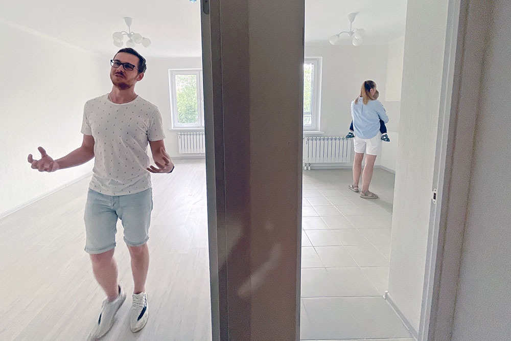 Семья в новой квартире, купленной по ипотеке