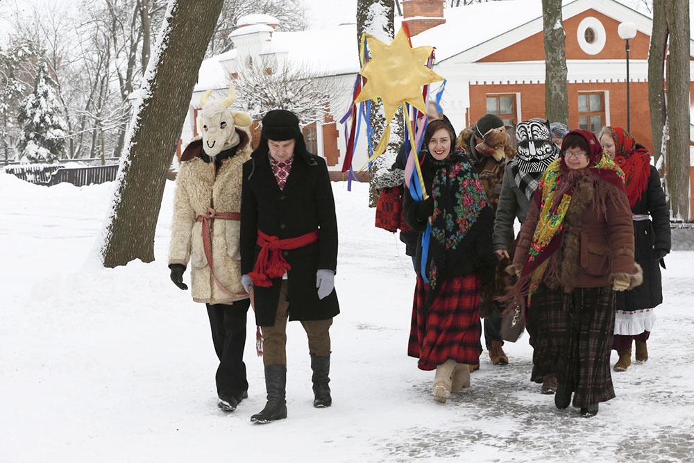 Люди колядуют - народные традиции