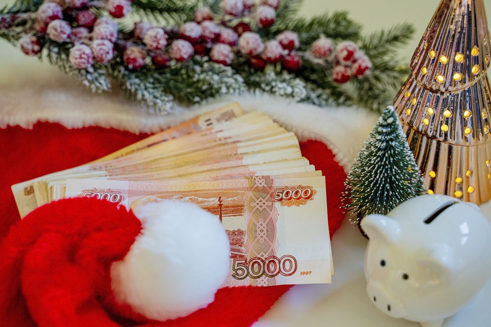 Деньги на новогоднем столе