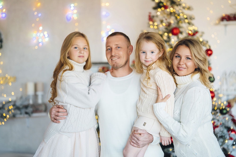 Семья - дети и родители встречают новый год 