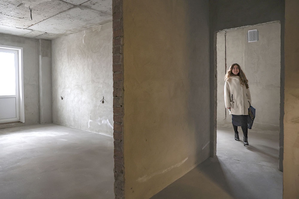 Девушка принимает н квартиру в новостройке в городе Новосибирск