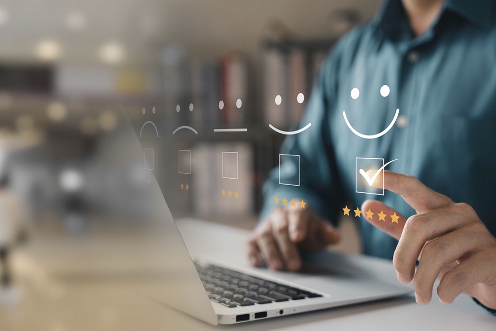 Человек выбирает иконку смайлика 