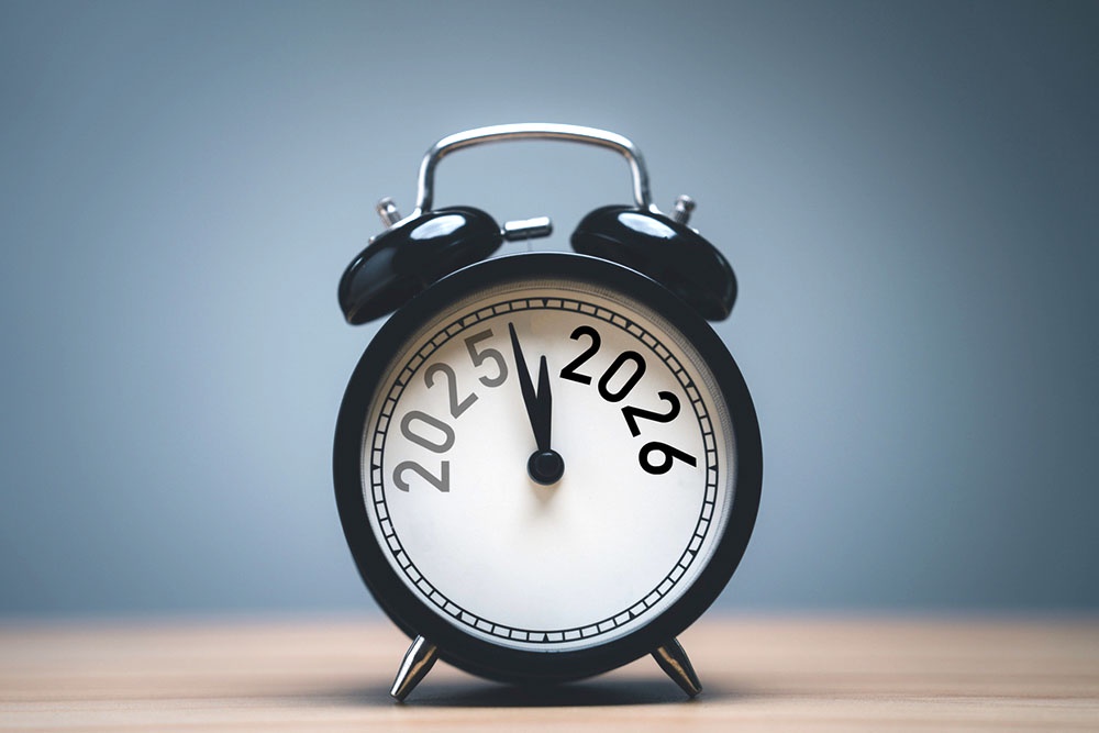 Смена режима, на часах 2025 сменяет 2026