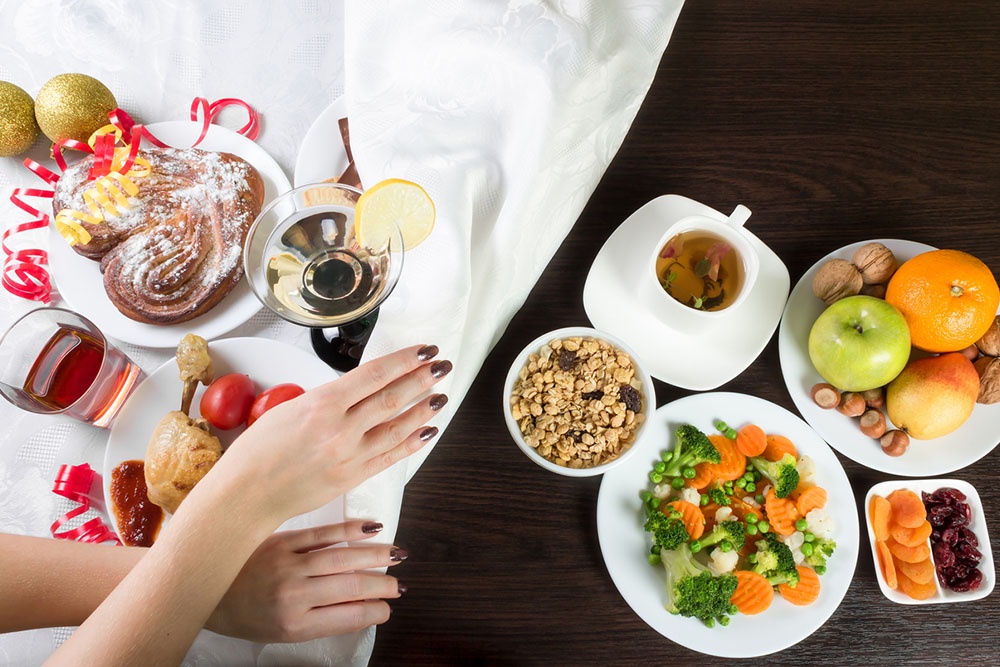 На столе два варианта блюд здоровой и тяжелой жирной пищи