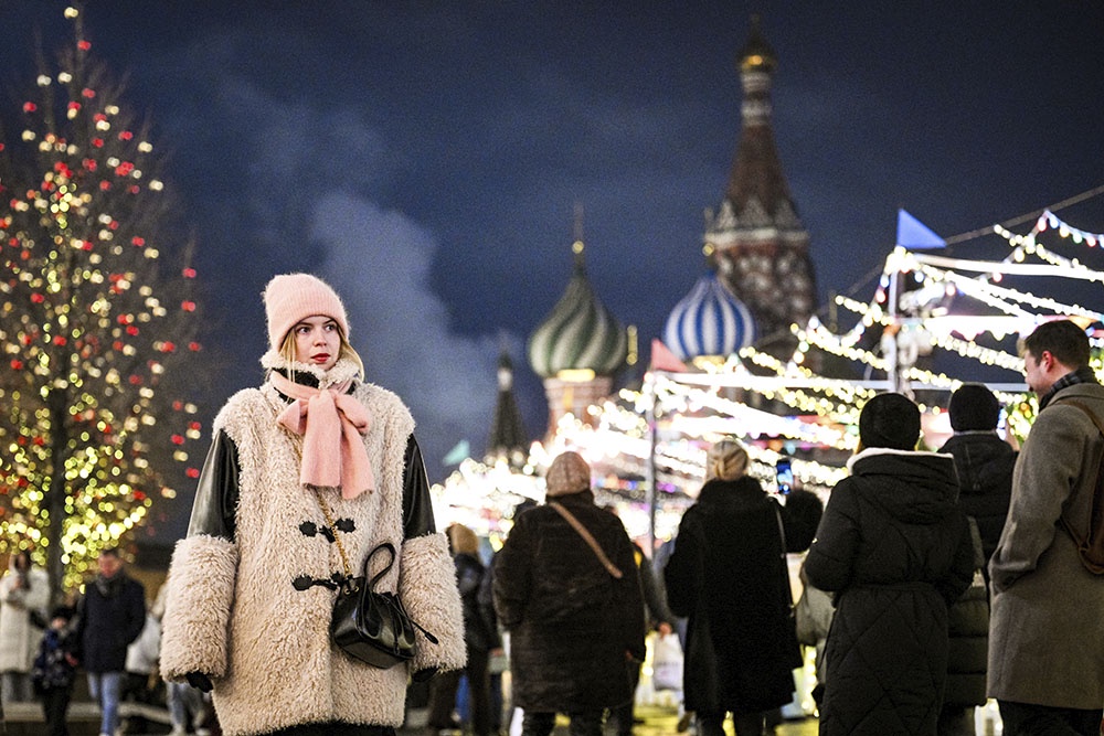 Женщина гуляет по новогодней Москве