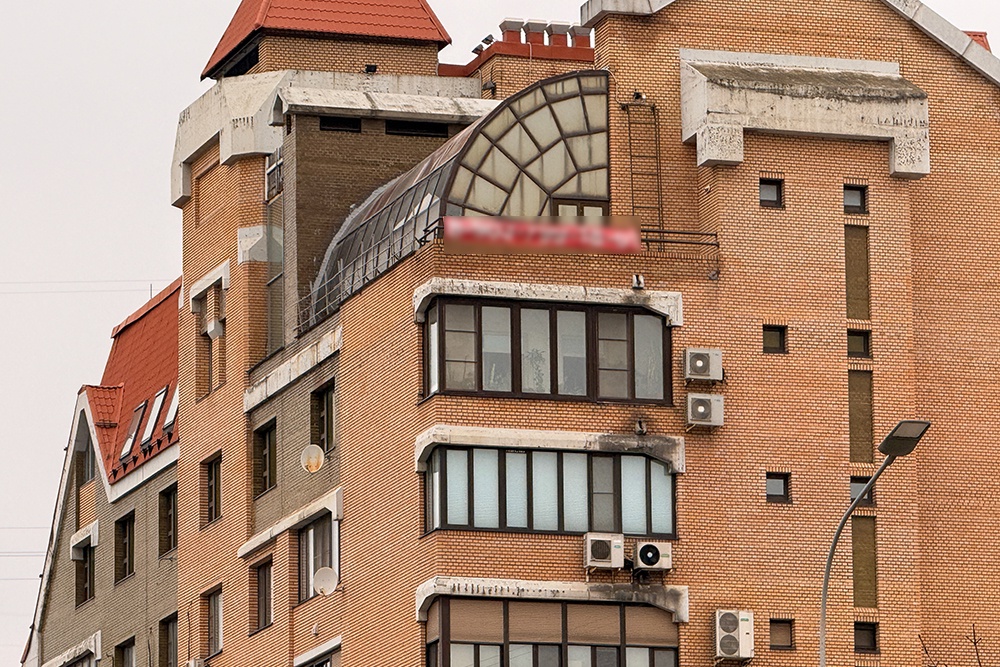 Вид на дом, в котором находится квартира певицы Ларисы Долиной, в Ксеньинском переулке.