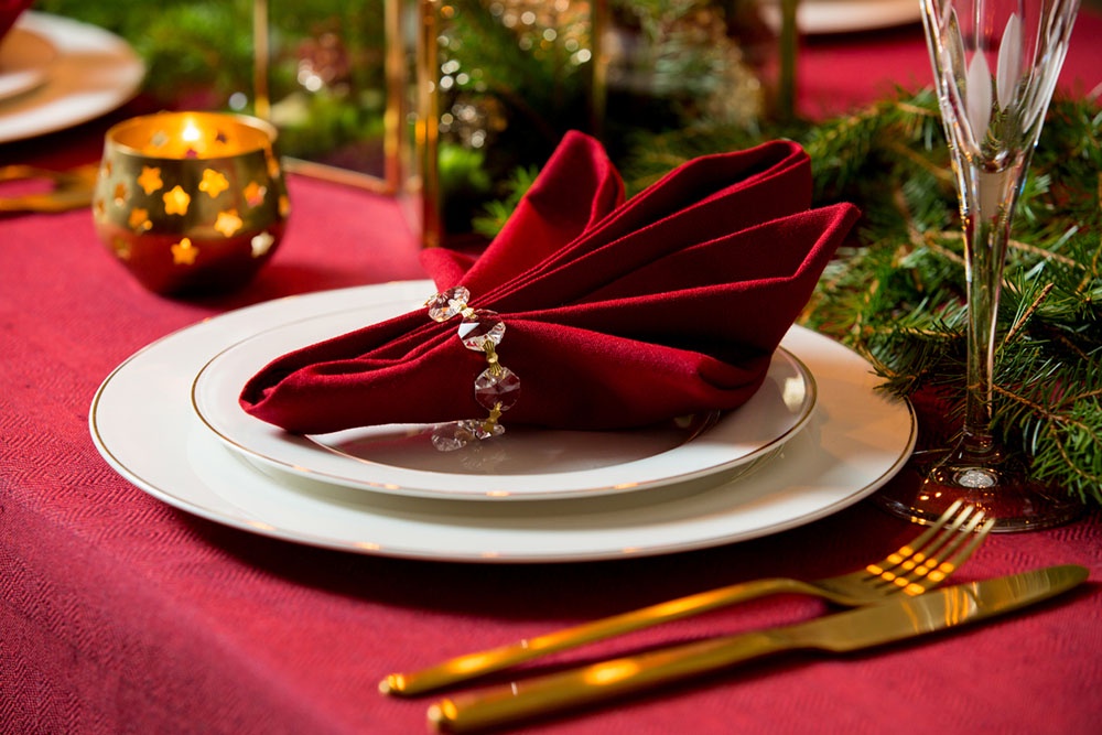 Салфетка алого цвета на новогоднем столе