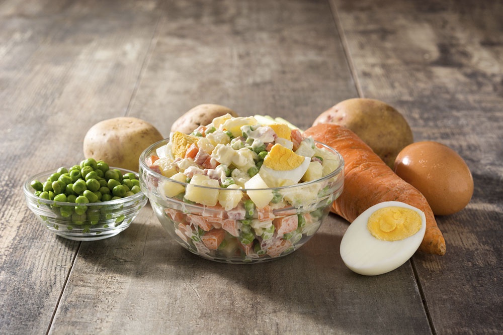 оливье салат в новый год нарезка яиц