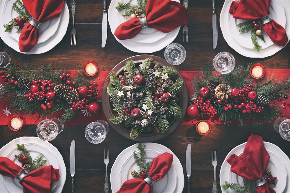 Новогодний стол сервирован в красных цветах