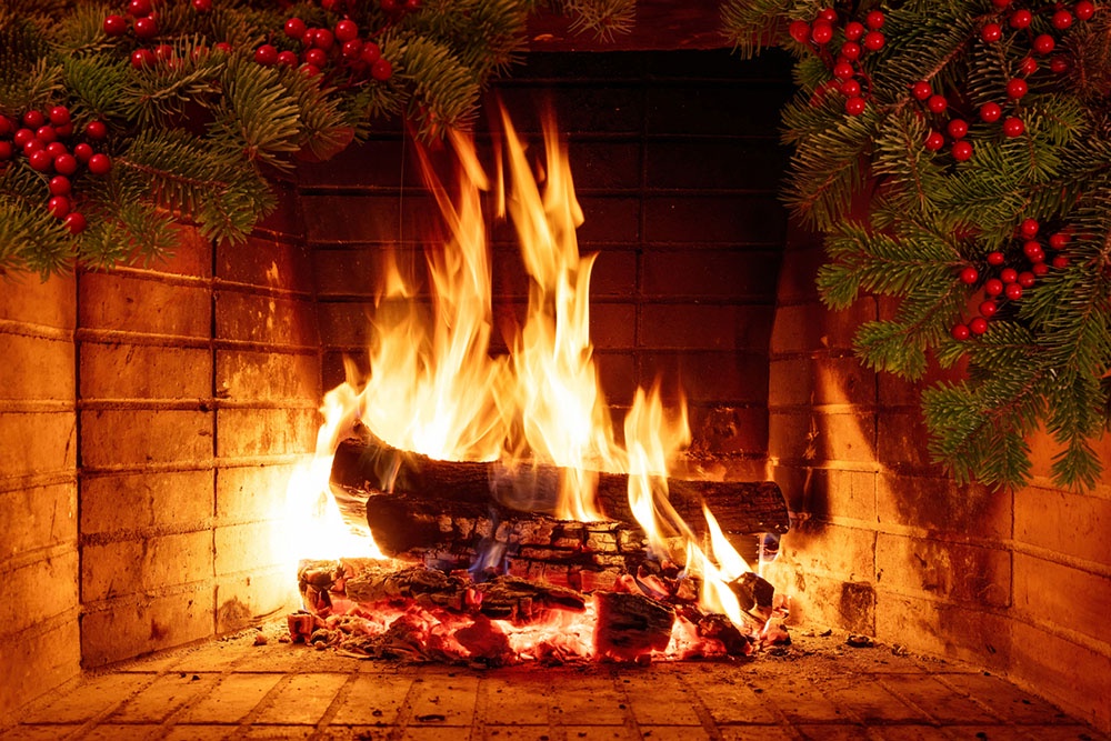 Камин, в котором сжигают праздничное полено Йоль