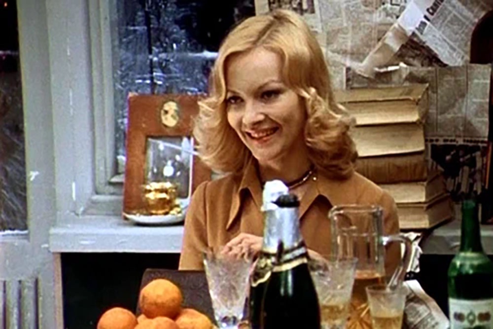 Героиня фильма за новогодним столом