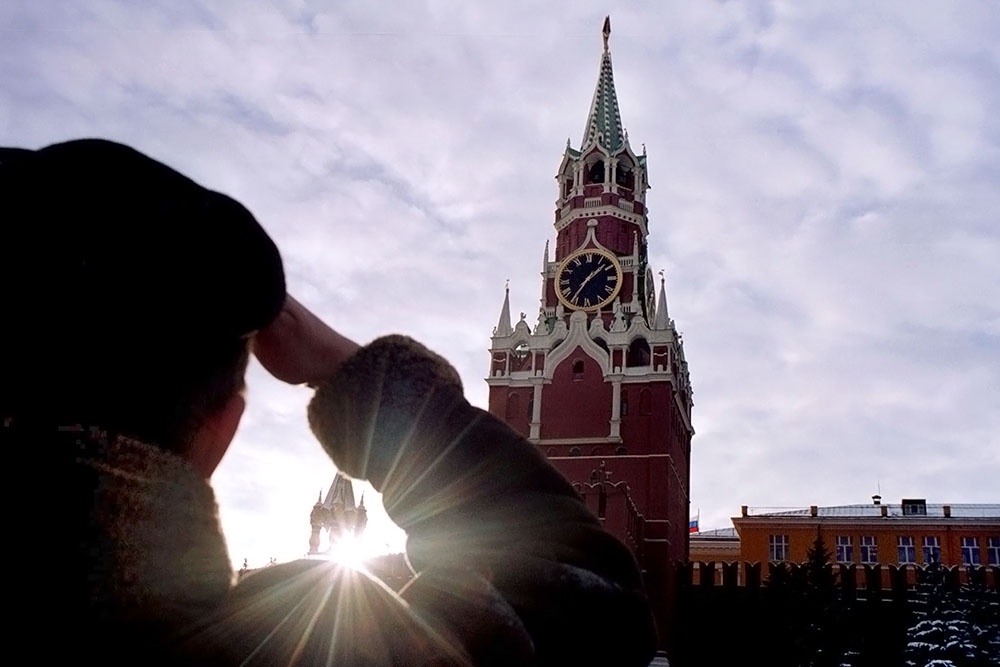 Спасская башня с курантами и лучи заходящего солнца