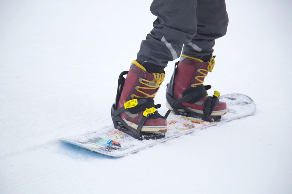 Сноуборд и крепления крупным планом