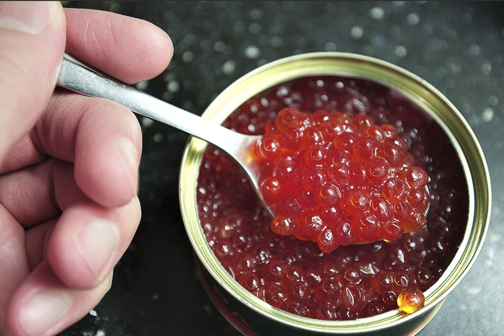 Красная икра в железной банке