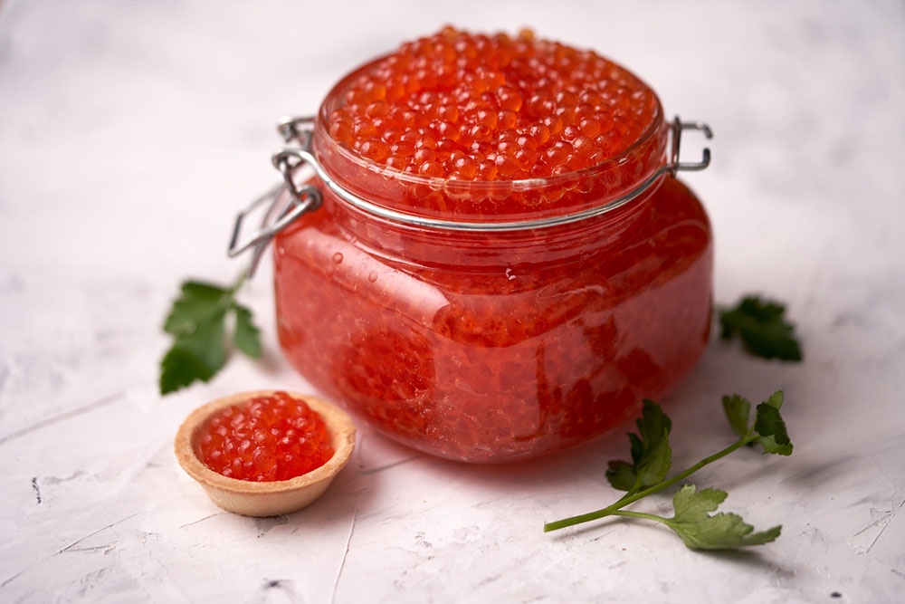 Красная икра в открытой стеклянной банке