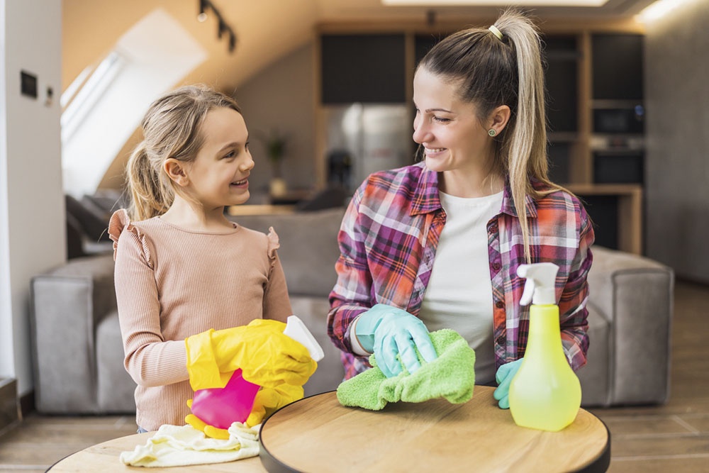 Ребенок помогает маме с уборкой
