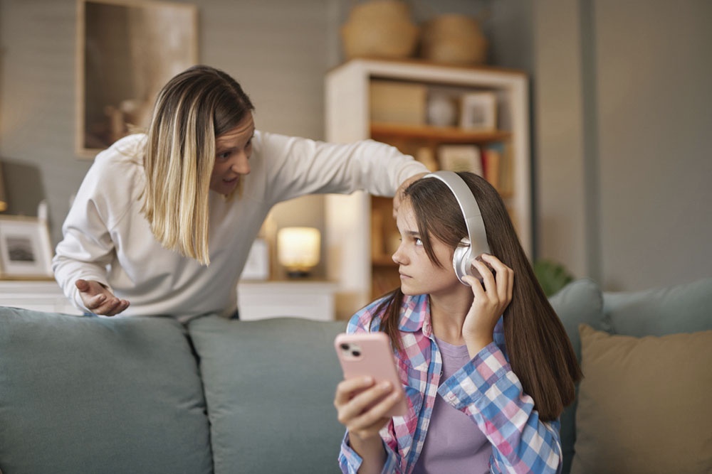 Мать ругает дочь