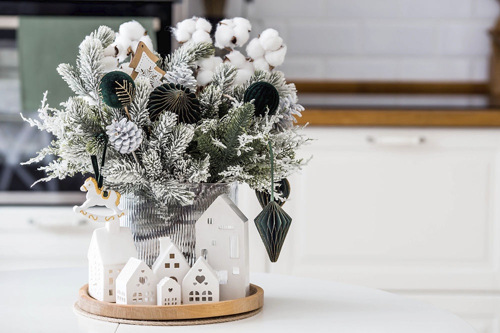 Мини-композиция в стеклянной банке еловые ветки, шишки