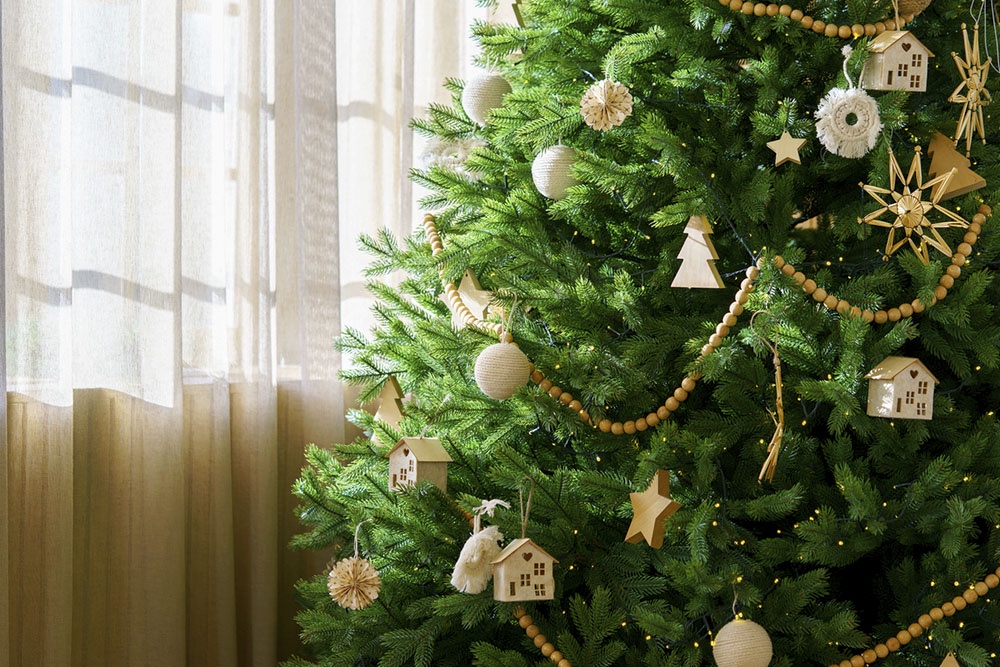 Елка украшена самодельными игрушками