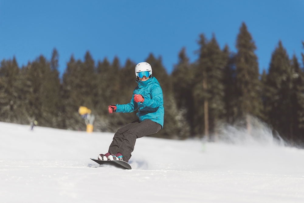 сноубордист катится на спуске