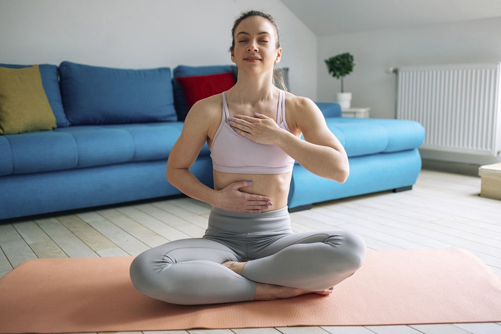 Женщина следит за дыханием