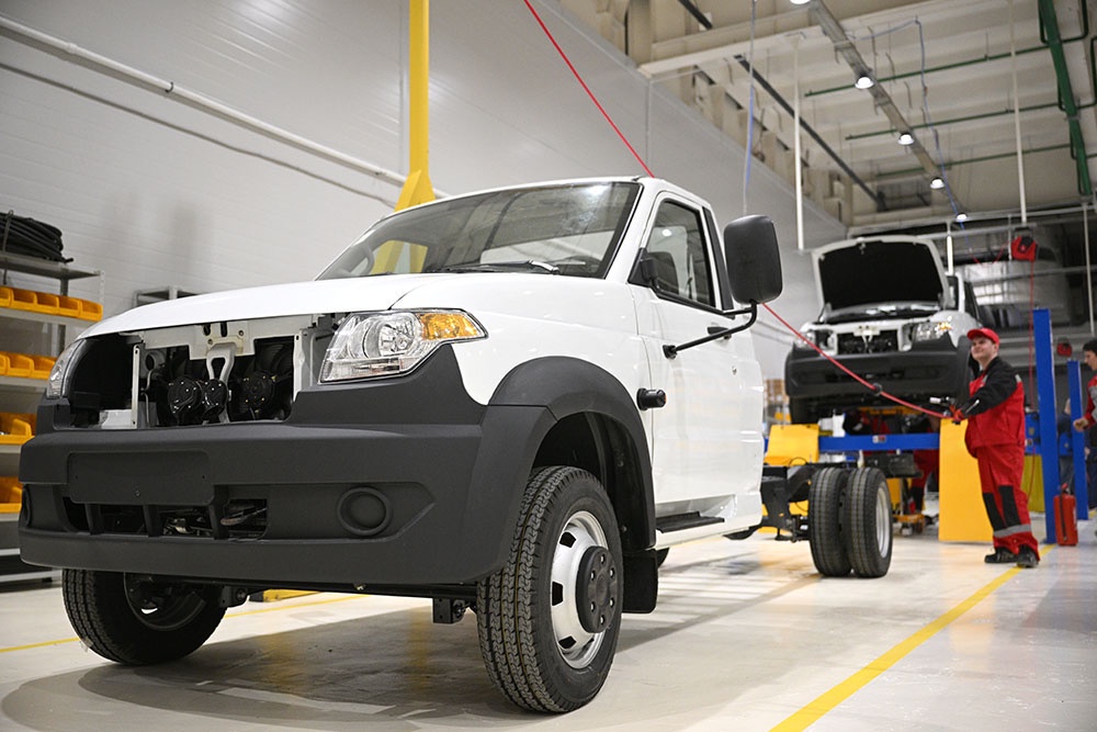 Электромобиль на заводе, сборка