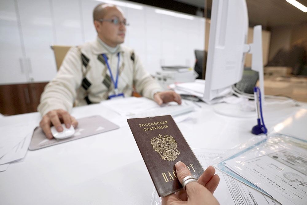 Сотрудник банка в офисе