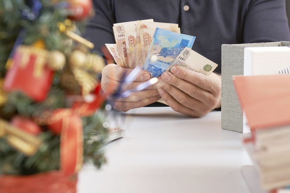 Руки пенсионера пересчитывающих рубли