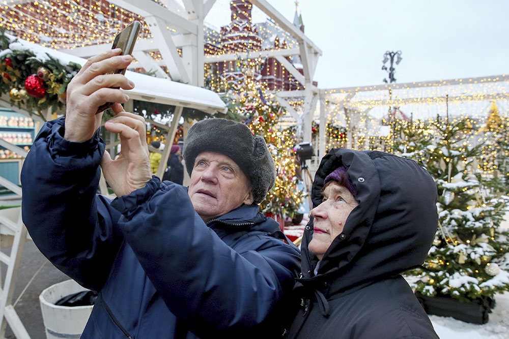 Пенсионеры на прогулке