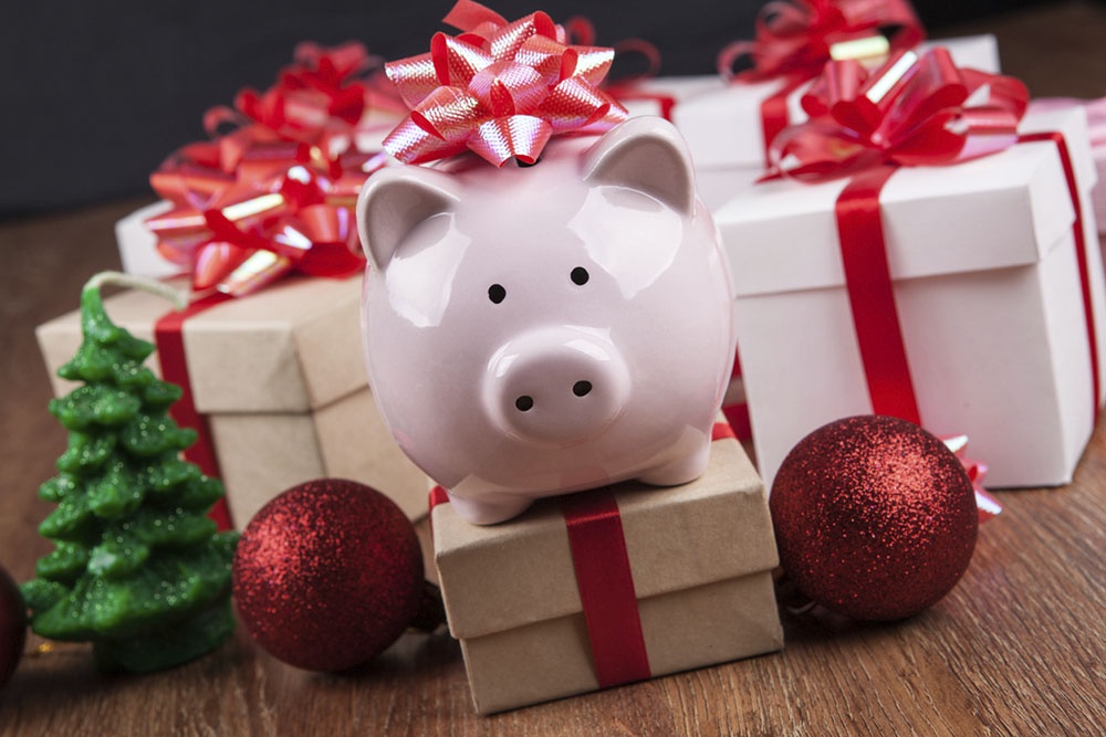 Свинка копилка на фоне новогодних подарков