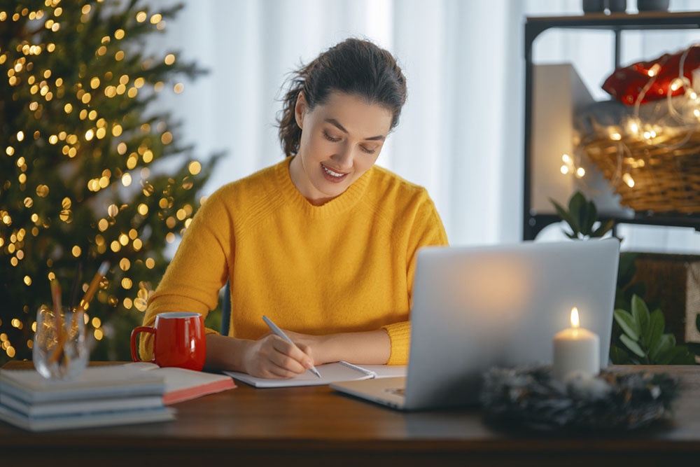 Женщина пишет список