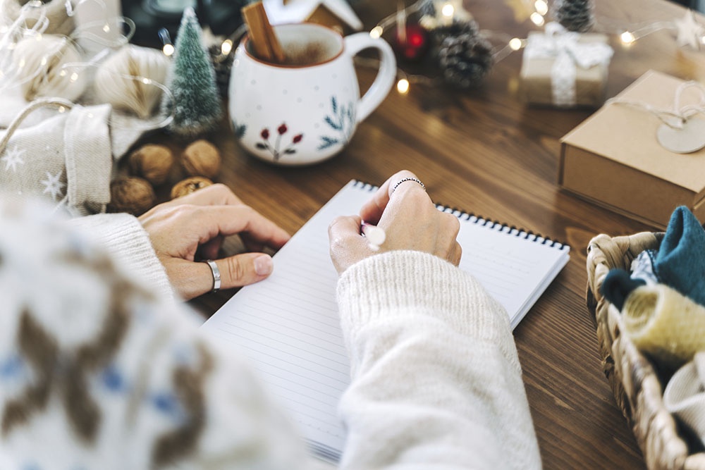 Женщина пишет список