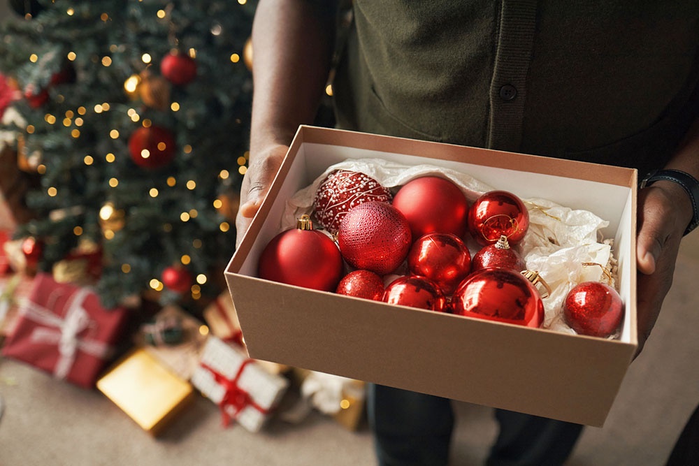 Коробка с новогодними инрушками