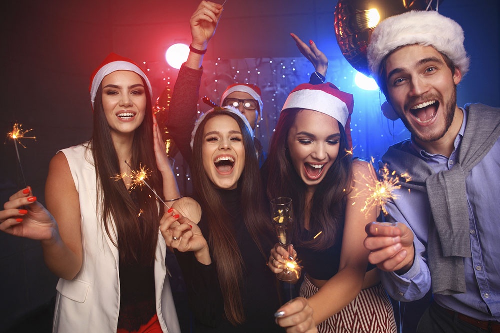 Молодые люди встречают новый год весело