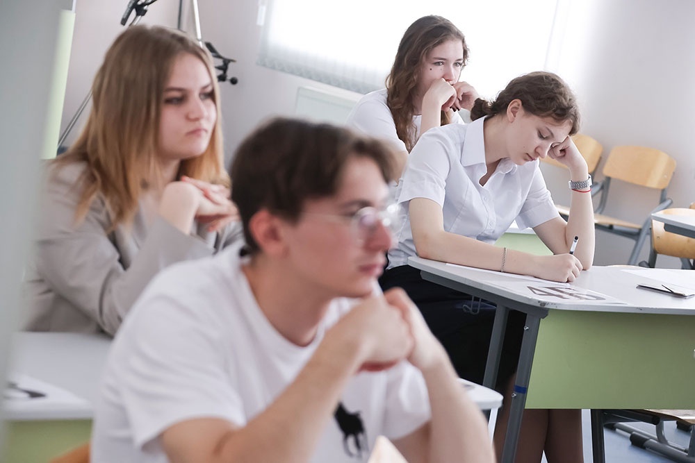 Школьники за партой на экзамене