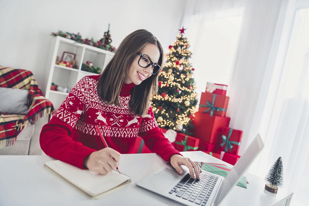 Девушка пишет список