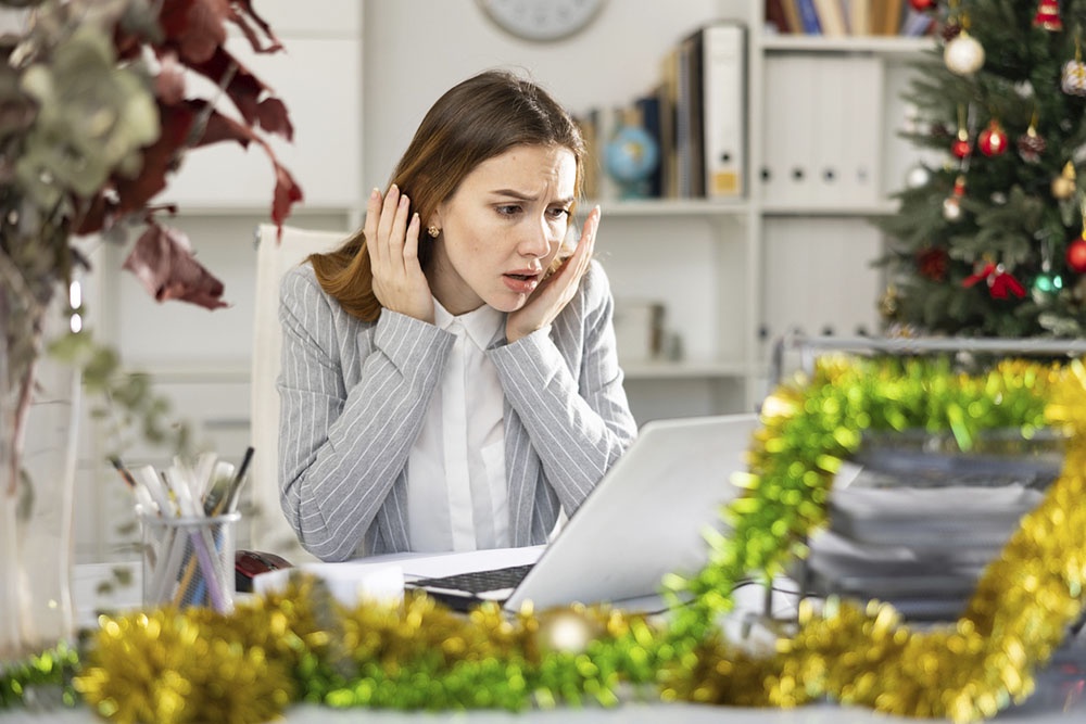 уставшая женщина на работе