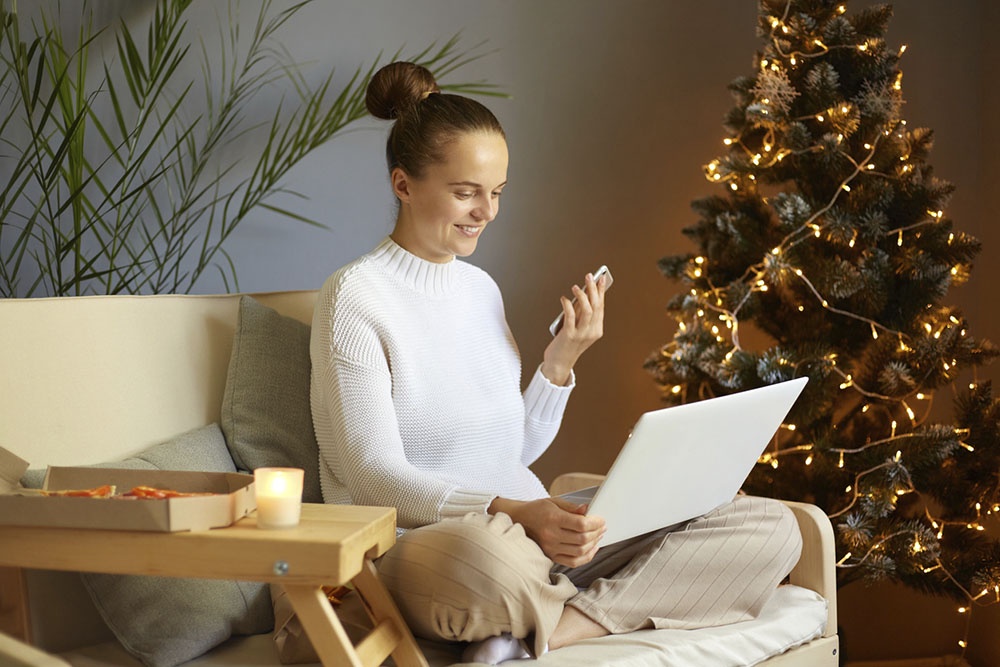 Женщина дома работает