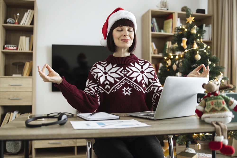 женщина медитирует на рабочем месте