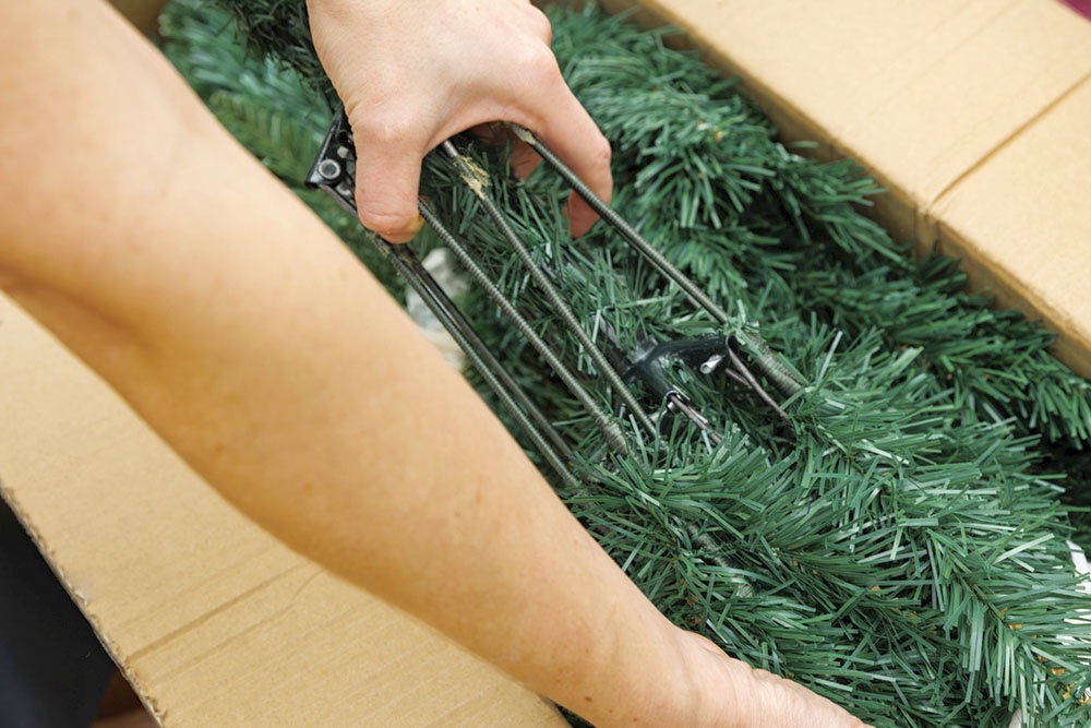 Искусственная елка в коробке
