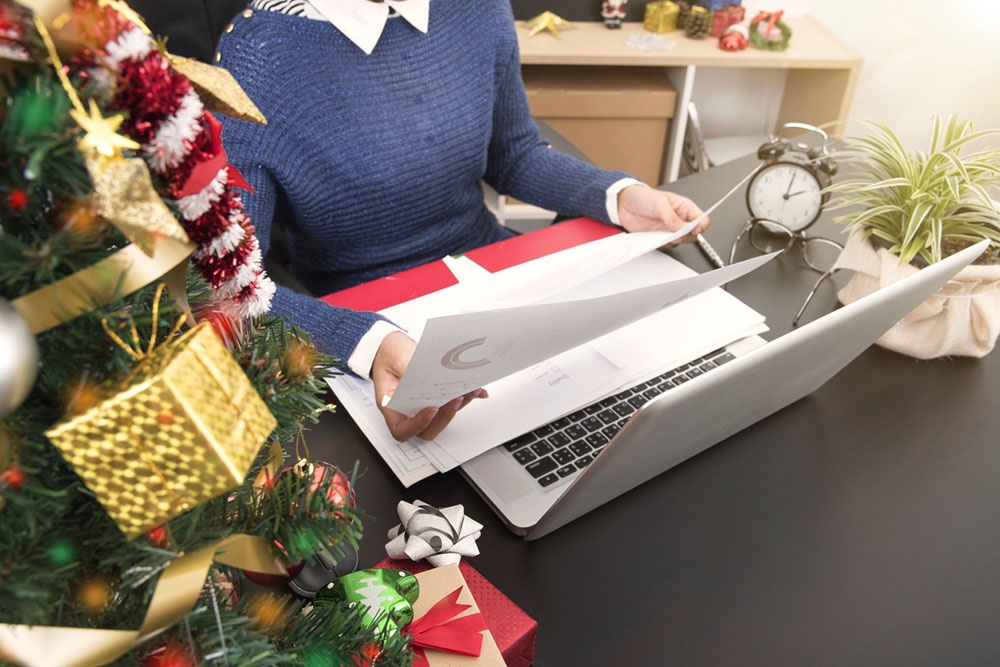 Человек на рабочем месте в новый год