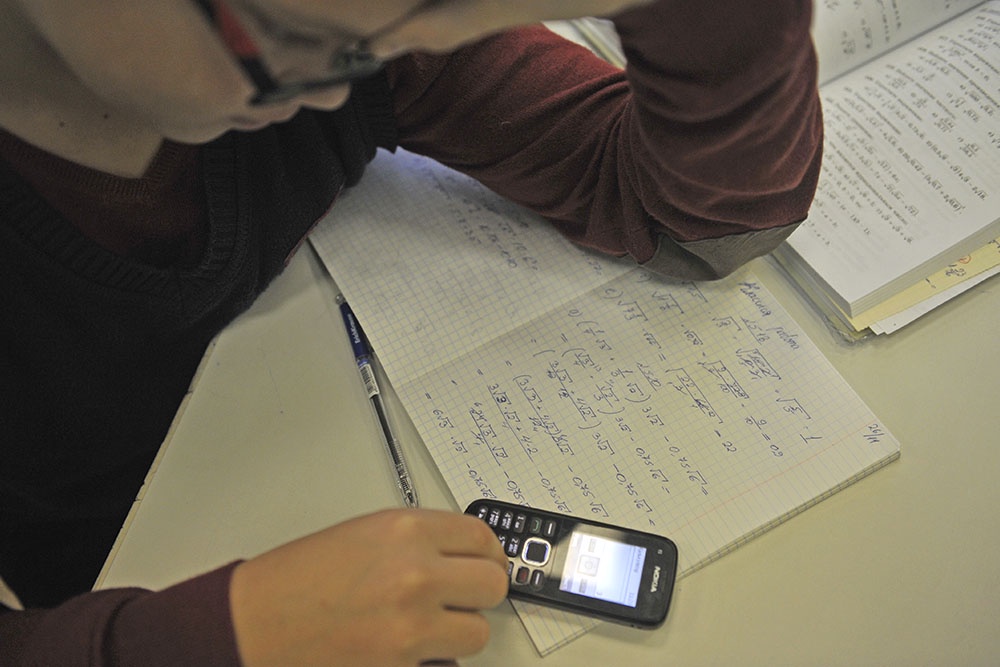 Школьник решает математические задачи