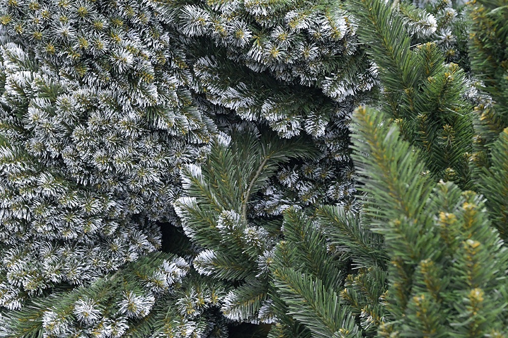 Искусственная хвоя крупным планом