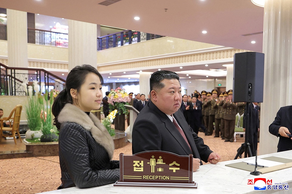 Ким Чен Ын с дочерью Ким Чжу Э во время открытия одного из отелей в Самчжиёне.