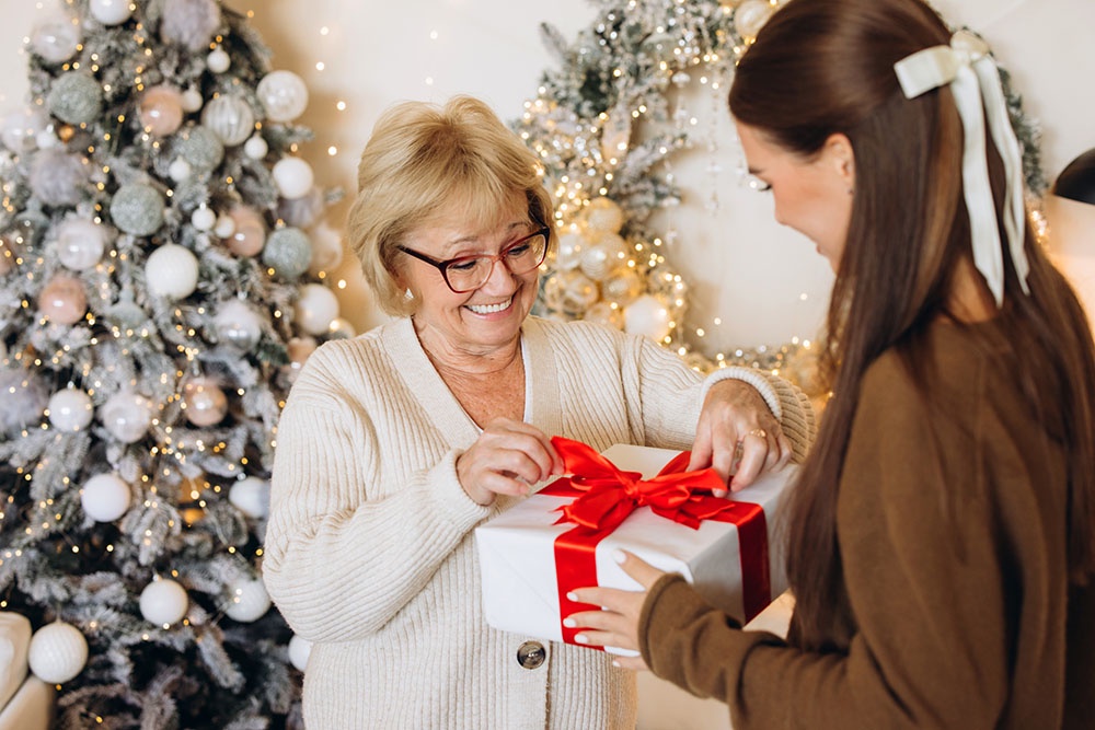 девушка дарит подарок бабушке